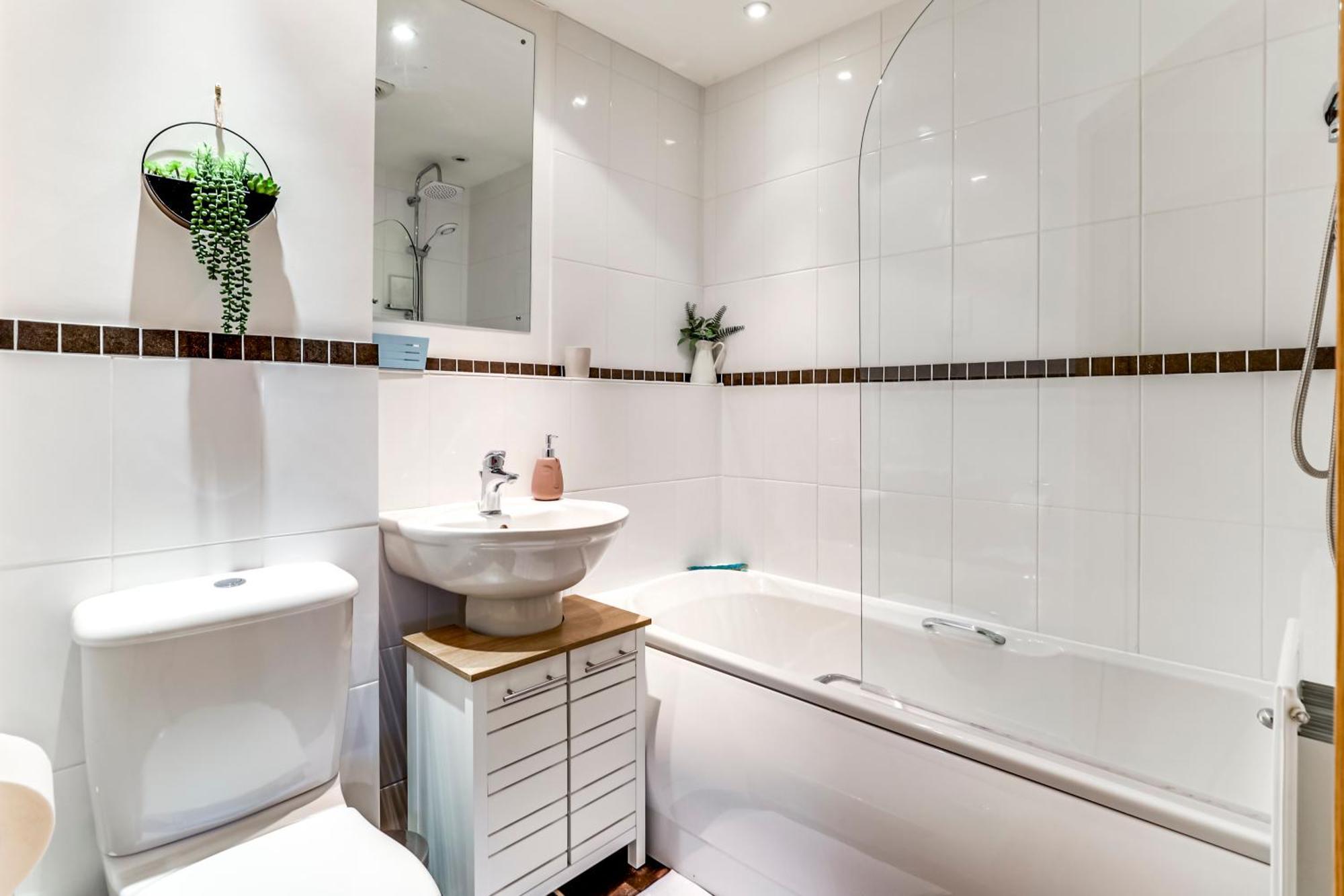 Entire 2 Bed Flat Contractors Families And Relocators * Ware